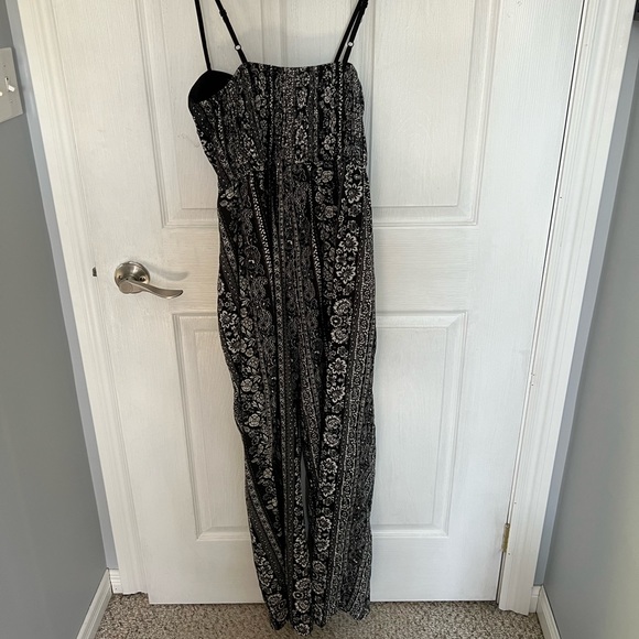 5/$100 Beautiful Romper - Picture 4 of 5